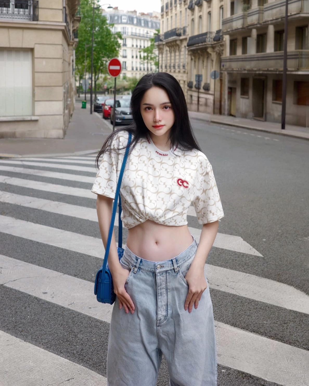Hoa hậu Hương Giang vén áo khoe vòng 2 thon gọn trên đường phố Pháp.