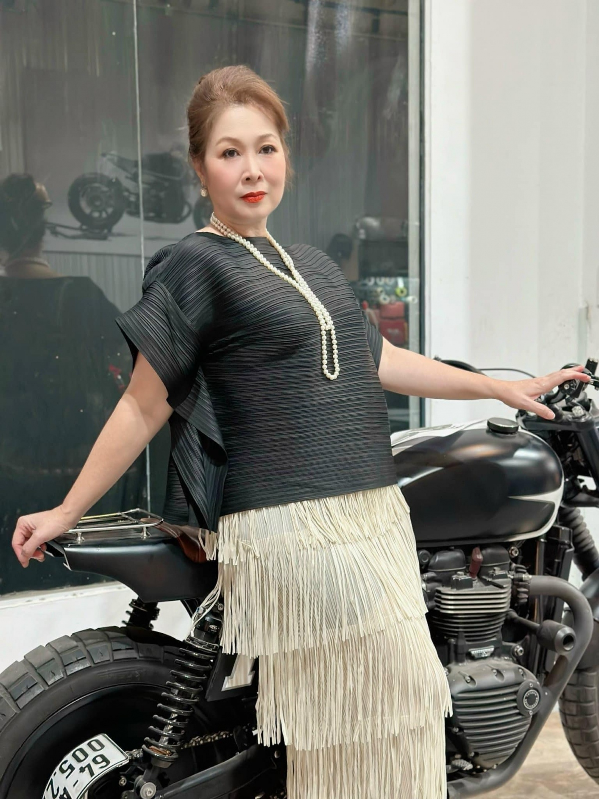 NSND Hồng Vân khoe dáng bên xe phân khối lớn của con trai.