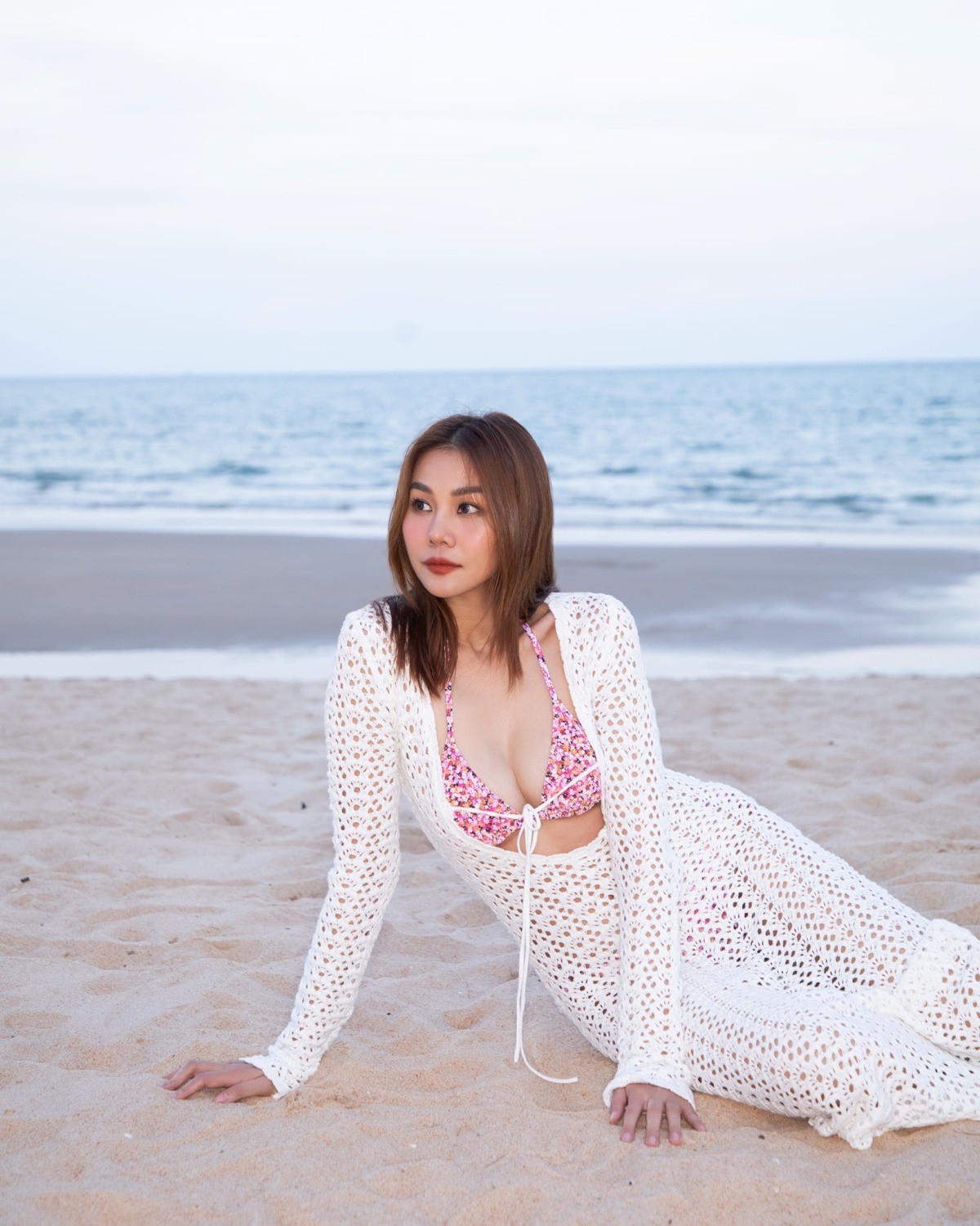 Siêu mẫu Thanh Hằng tôn vòng một nóng bỏng với mẫu bikini táo bạo kết hợp cùng váy liền ren tạo phong cách nửa kín nửa hở.