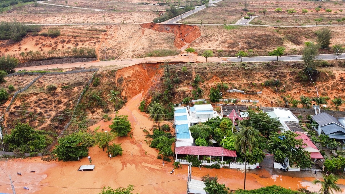 Cát đỏ từ trên đồi dự án Sentosa tràn xuống đường Huỳnh Thúc Kháng vào ngày 21/5 gây ùn tắc giao thông, làm hư hỏng tài sản. (Ảnh: Akei Trong)