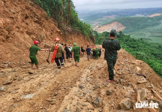 Lực lượng chức năng đến hiện trường cứu nạn các nạn nhân bị vùi lấp trong vụ sạt lở - Ảnh: H.A.