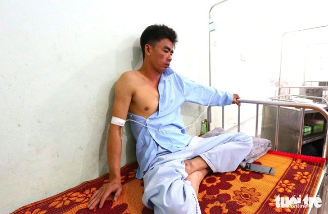 Anh Hoàng Đình Thủy điều trị tại bệnh viện bàng hoàng kể lại vụ sạt lở - Ảnh: L.M.