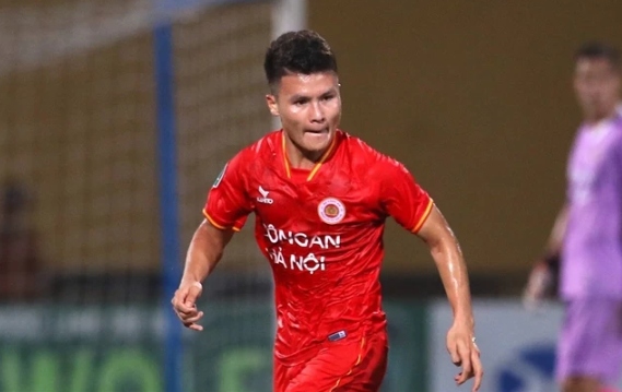 Midfielder Nguyen Quang Hai is expected to play for Consadole Sapporo Club. ( Photo: vovlive.vn)