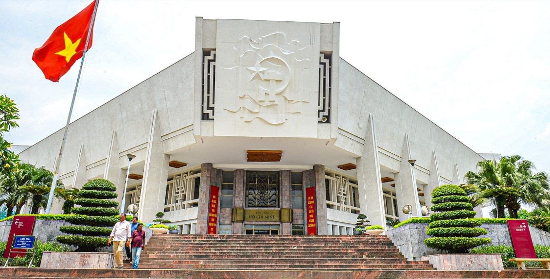 Bảo tàng Hồ Chí Minh nằm tại số 19 phố Ngọc Hà, phường Đội Cấn, quận Ba Đình, TP Hà Nội Hà Nội được khánh thành ngày 19/5/1990 nhân dịp kỷ niệm 100 năm ngày sinh của Bác. Công trình do kiến trúc sư Garon Ixacôvíc thiết kế và xây dựng với sự giúp đỡ của nhân dân Liên Xô. 