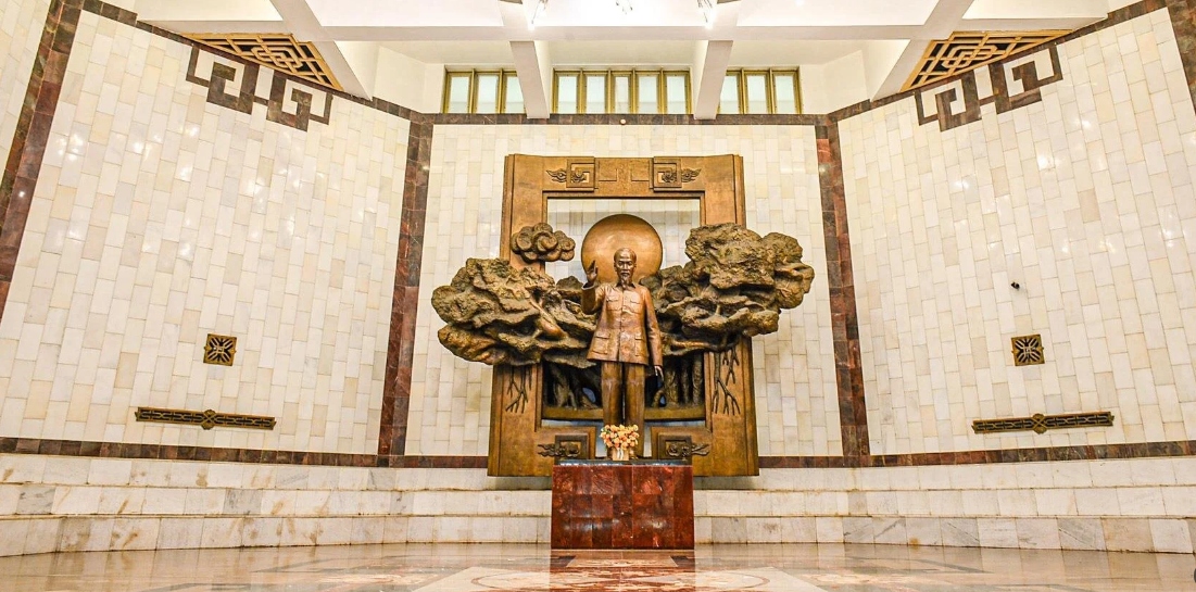 Tại gian mở đầu của Bảo tàng có đặt tượng đồng toàn thân đứng của Chủ tịch Hồ Chí Minh. Tượng cao 3,5m, nặng 3 tấn. Tượng Bác Hồ đặt trước nền hình cây đa, mặt trời, biểu tượng của ánh sáng và sự trường tồn của dân tộc. 
