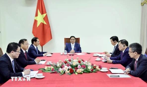 Thủ tướng Phạm Minh Chính điện đàm với Thủ tướng Singapore Lawrence Wong. (Ảnh: Dương Giang/TTXVN)