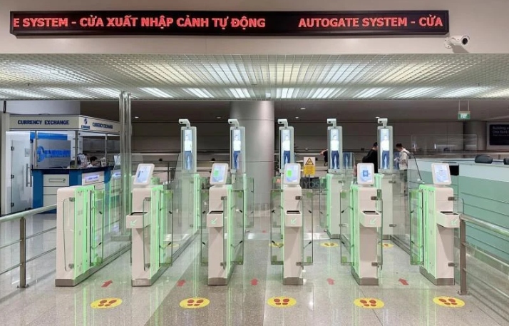 Autogates are piloted at five international airports – Noi Bai, Da Nang, Cam Ranh, Tan Son Nhat and Phu Quoc since August, 2023. (Photo: vneconomy.vn)