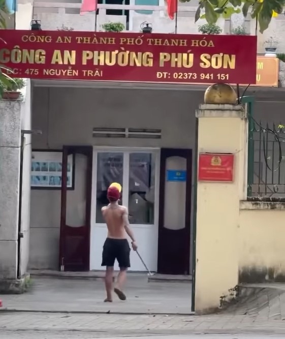 Nam thanh niên cầm cây sắt hùng hổ vào trụ sở công an
