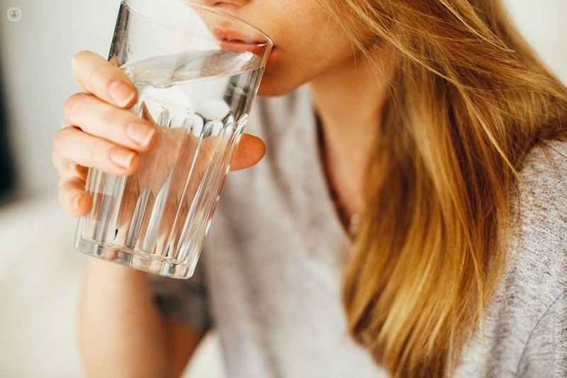 Uống đủ nước giúp ngăn ngừa sỏi thận. Ảnh: Top Doctors