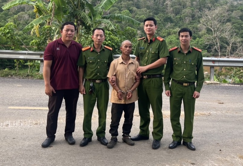 Công an huyện Mường Lát tiếp nhận đối tượng Sung Văn Gấu từ Công an tỉnh Hủa Phăn. (Ảnh: CACC)