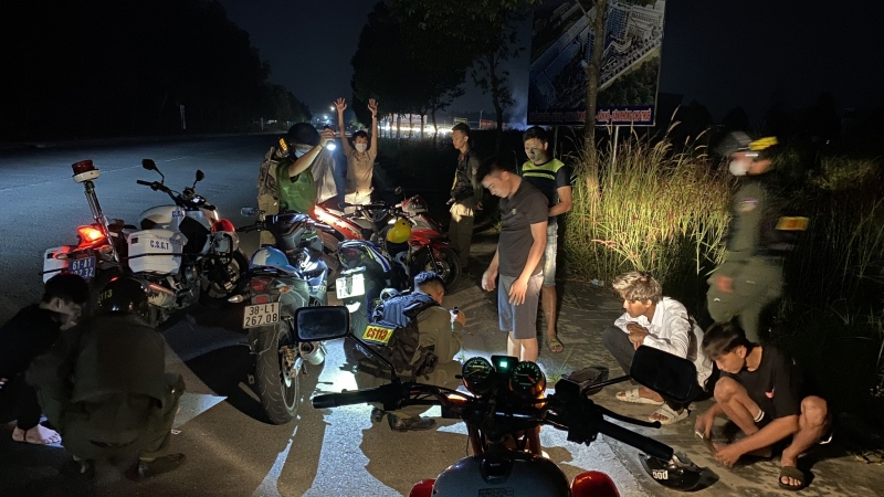 Tổ 171 kiểm tra đối tượng, phương tiện nghi vấn vào đêm khuya. (Ảnh: CACC)