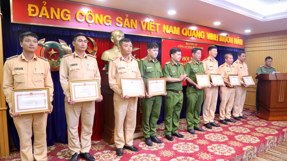 Các cá nhân, tập thể có thành tích xuất sắc trong công tác bảo vệ an ninh trật tự được tặng giấy khen. (Ảnh: CACC)