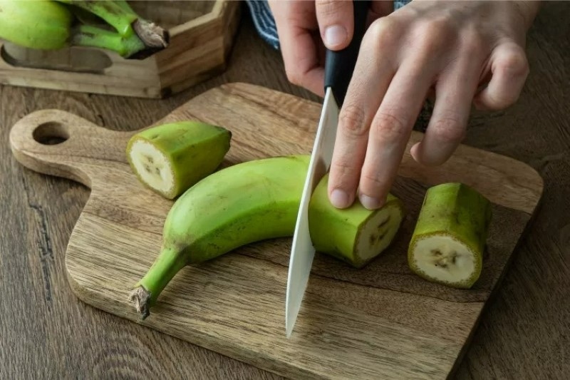 Sử dụng chuối xanh đúng cách có thể giúp kiểm soát mức cholesterol. Ảnh: Tree Hugger