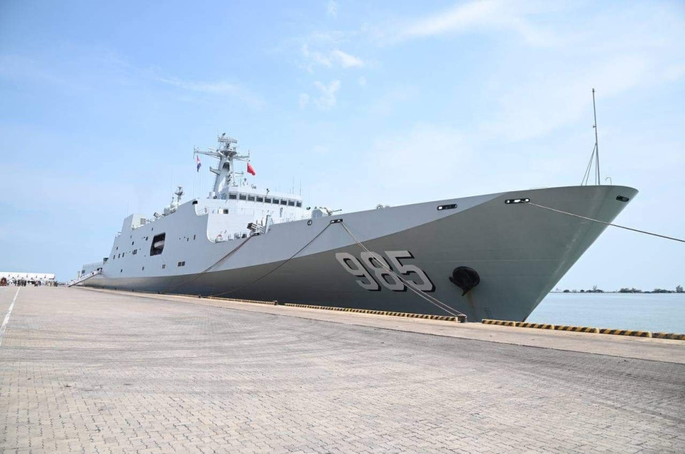 Tàu hải quân thuộc Quân đội Giải phóng Nhân dân Trung Quốc mang số hiệu 985, tàu đa năng Type-071 đã cập cảng Preah Sihanouk. Ảnh: AKP