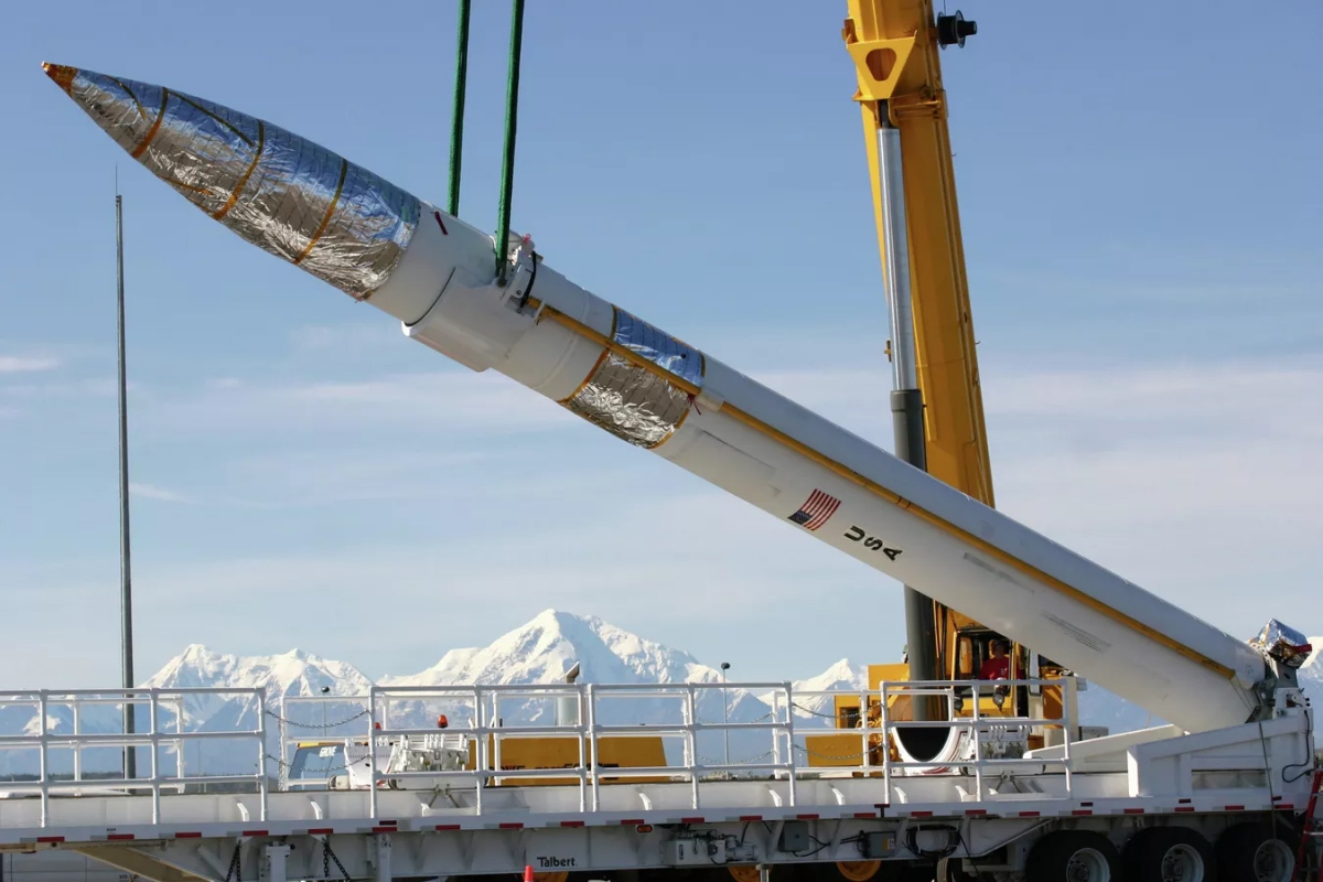 Tên lửa đánh chặn phóng từ mặt đất của Mỹ được đưa xuống silo. Ảnh: Lục quân Mỹ