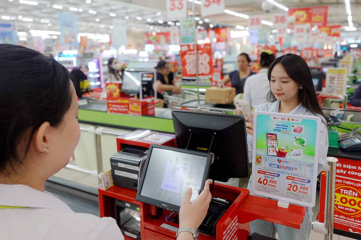 Thanh toán số VNPAY-QR giúp tiết kiệm thời gian phục vụ cho thu ngân đứng quầy