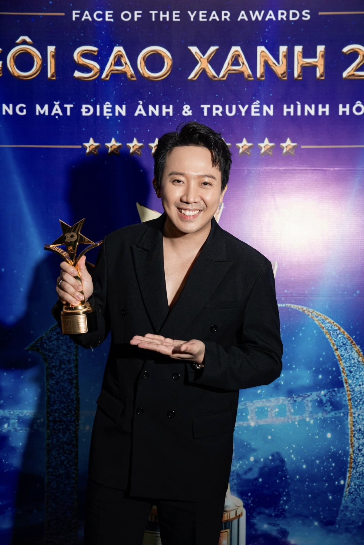 Trước Lý Hải, Trấn Thành là đạo diễn đầu tiên đạt thành tích này. Ba phim của Trấn Thành gồm "Bố già", "Nhà bà Nữ" và "Mai" có tổng doanh thu hơn 1.400 tỷ đồng.
