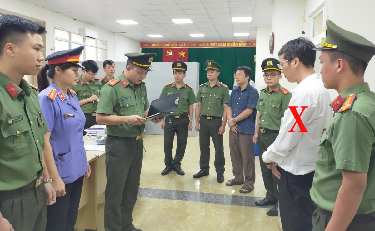 Công an tỉnh Thanh Hoá thi hành Lệnh bắt tạm giam bị can Nguyễn Thế Hùng, nguyên Giám đốc Chi nhánh Văn phòng đăng ký đất đai thành phố Sầm Sơn. (Ảnh: CATH)