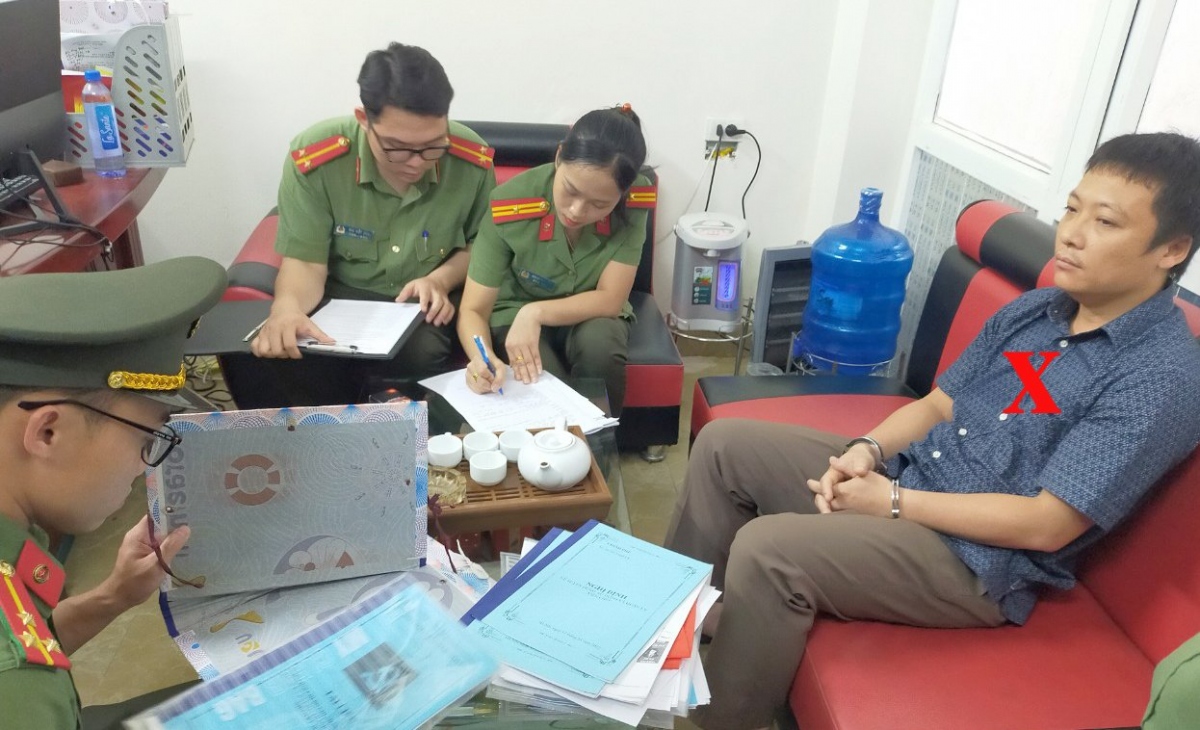 Khám xét nơi làm việc của bị can Lê Huy Hoàng, Phó Giám đốc Chi nhánh Văn phòng đăng ký đất đai thành phố Sầm Sơn. (Ảnh: CATH)