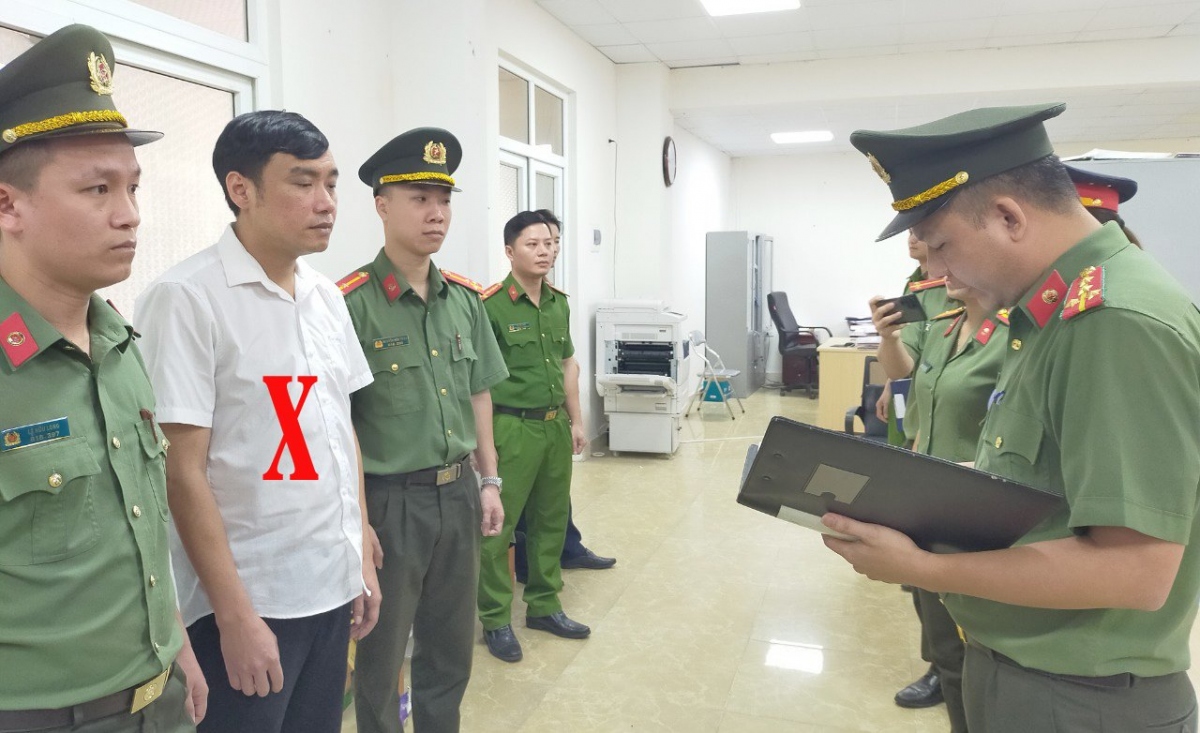 Thi hành Lệnh bắt bị can Cao Xuân Hiệp, cán bộ Chi nhánh Văn phòng đăng ký đất đai thành phố Sầm Sơn. (Ảnh: CATH)