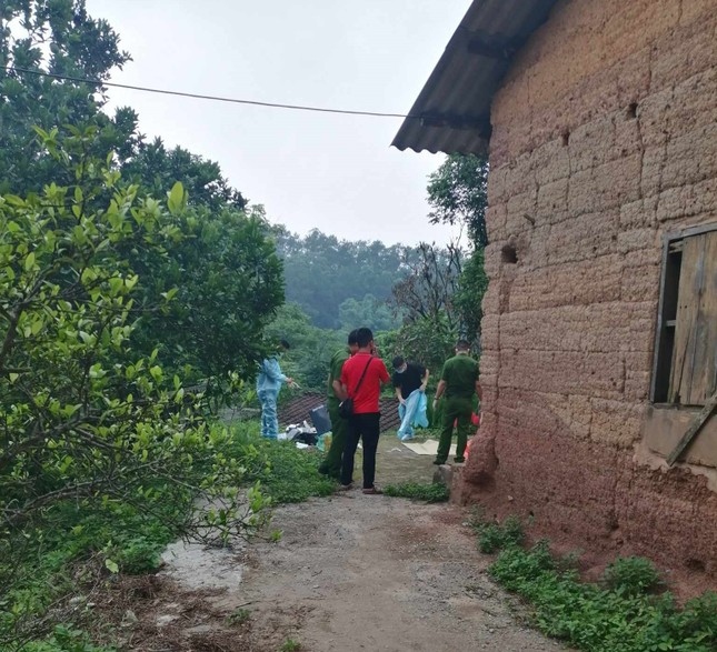 Lực lượng chức năng Lạng Sơn đang tiến hành khám nghiệm tử thi, điều tra xử lý vụ việc. Ảnh: Duy Chiến