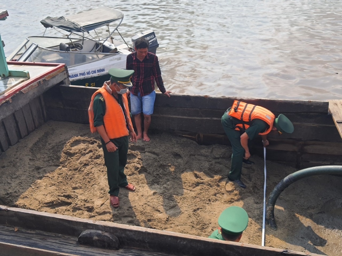 Thời gian qua, lực lượng biên phòng liên tục phát hiện nhiều vụ khai thác cát trái phép trên sông Đồng Nai