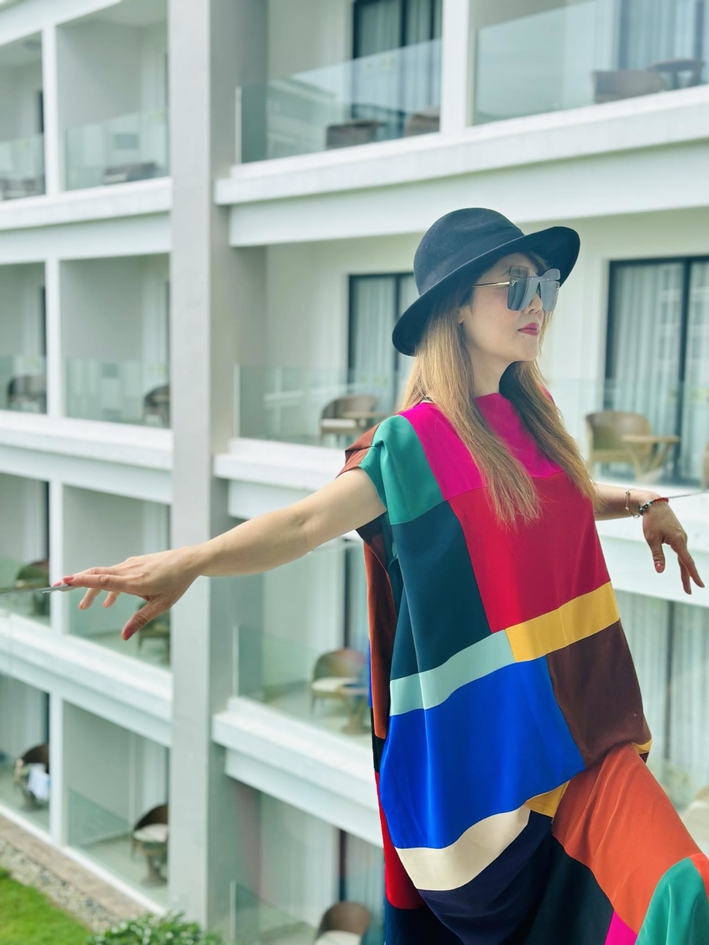 Ca sĩ Thu Phương gây chú ý khi diện mẫu đầm lấy cảm hứng từ trang phục của ông Thích Minh Tuệ.