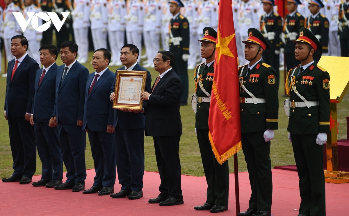  Thủ tướng Phạm Minh Chính thay mặt lãnh đạo Đảng, Nhà nước trao Huân chương Độc lập hạng Nhất tặng cho Đảng bộ, chính quyền và nhân dân các dân tộc tỉnh Điện Biên. Ảnh: Quang Trung