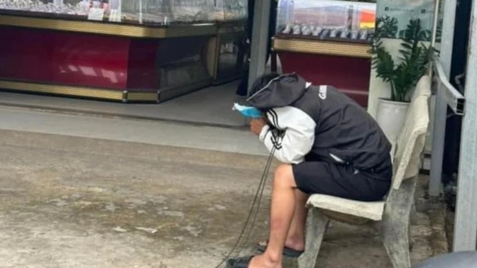 Cướp tiệm vàng, nam thanh niên nhanh chóng bị người dân bắt giữ, giao cho công an.