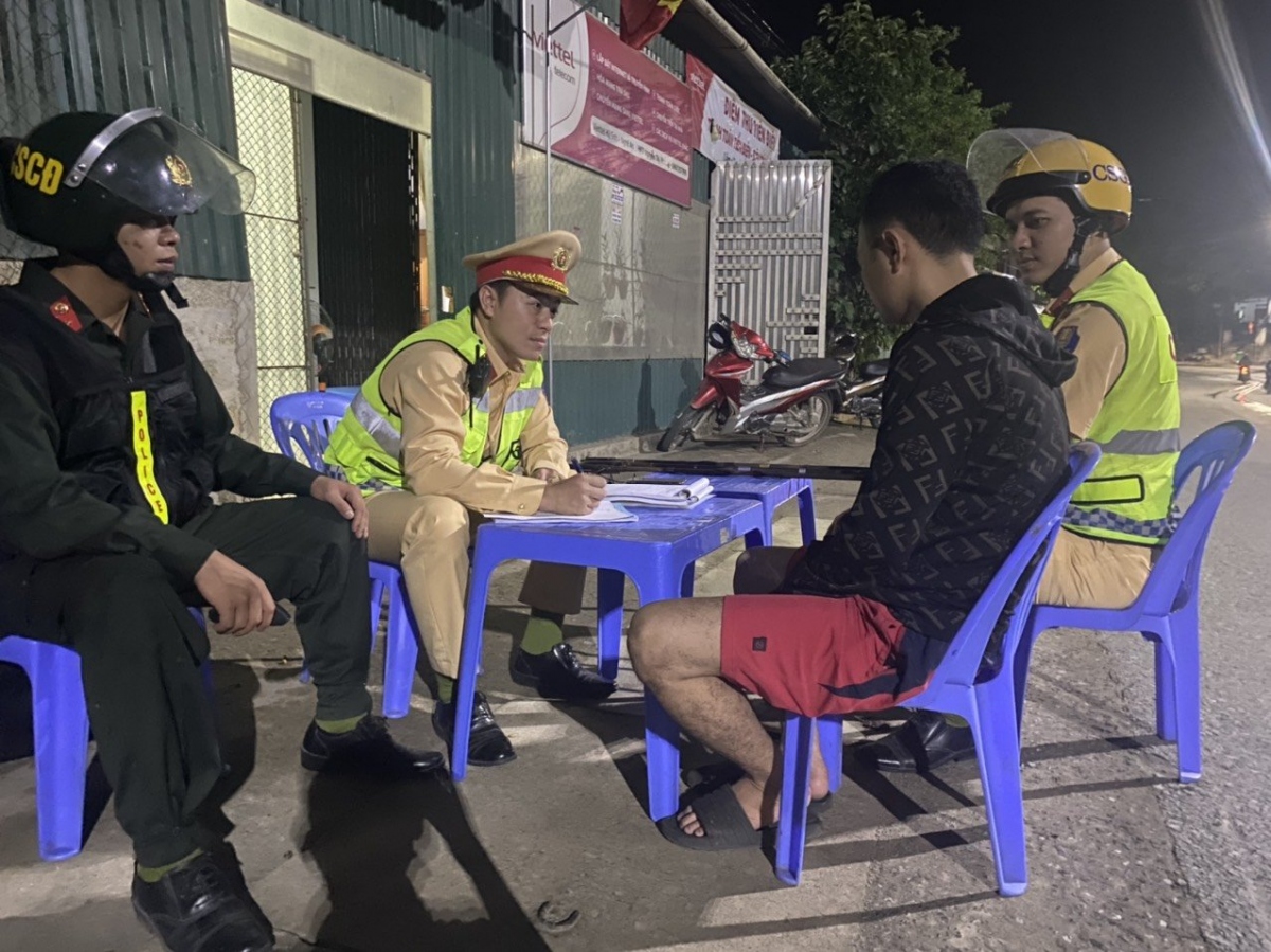 Tổ công tác 373 Công an huyện Kỳ Sơn làm việc với Kha Văn Tăm