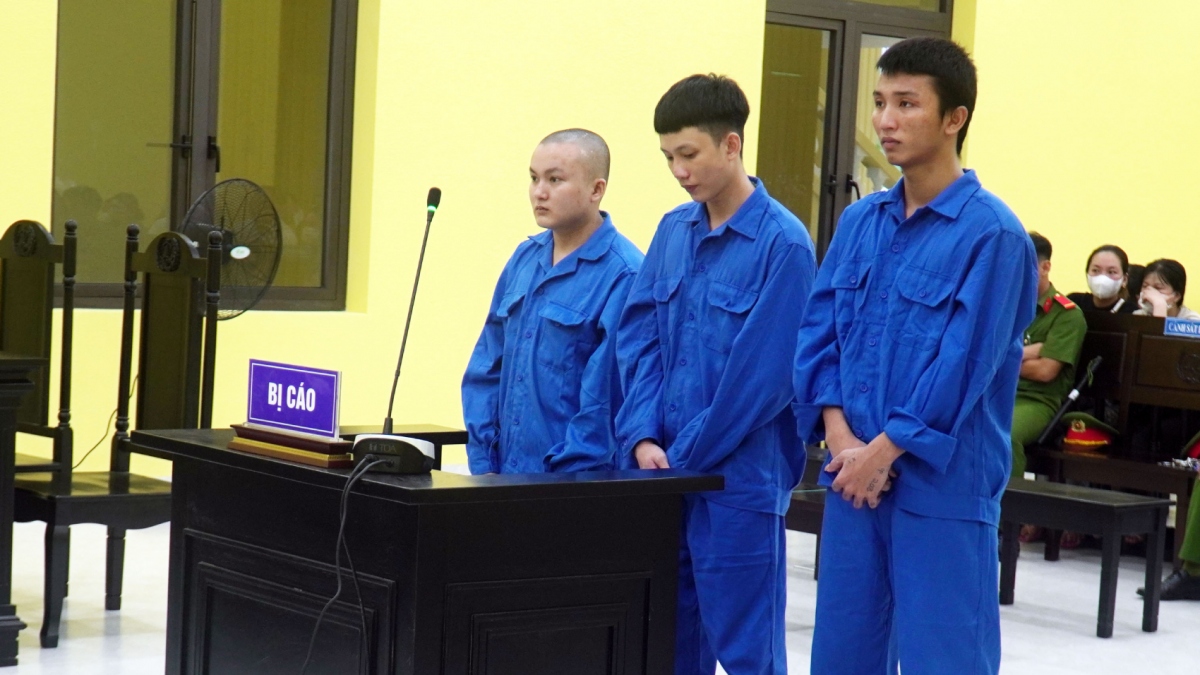 Ba bị cáo tại tòa