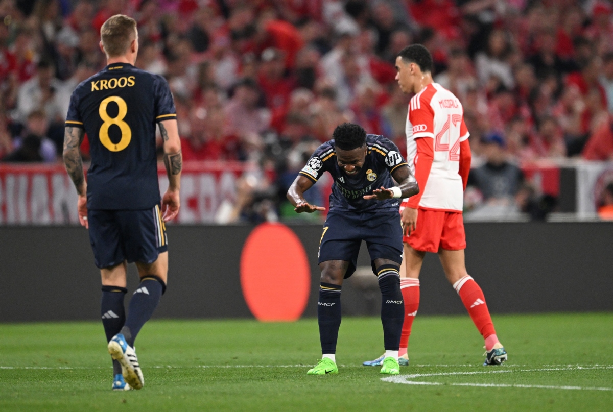 Vinicius thể hiện sự thán phục trước Toni Kroos. (Ảnh: Getty)
