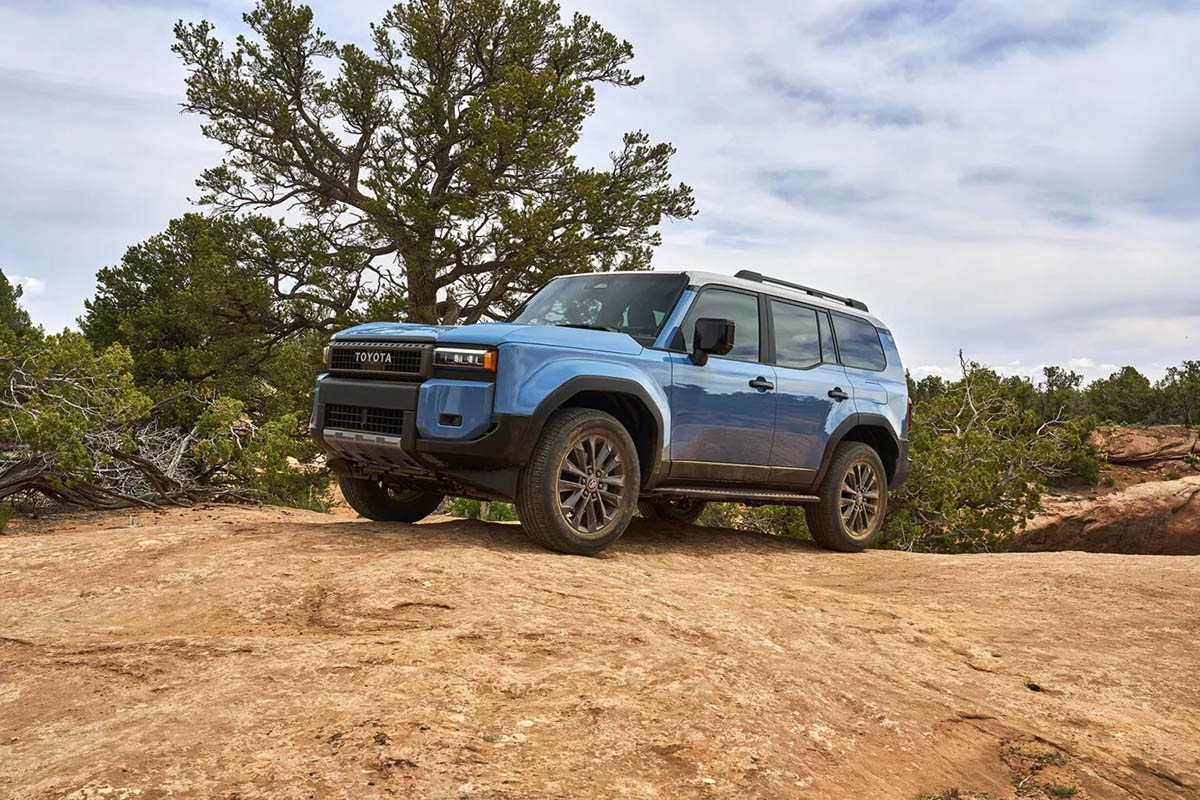 Toyota Land Cruiser tăng giá do nguồn cung khan hiếm, trong khi lượng cầu lớn.