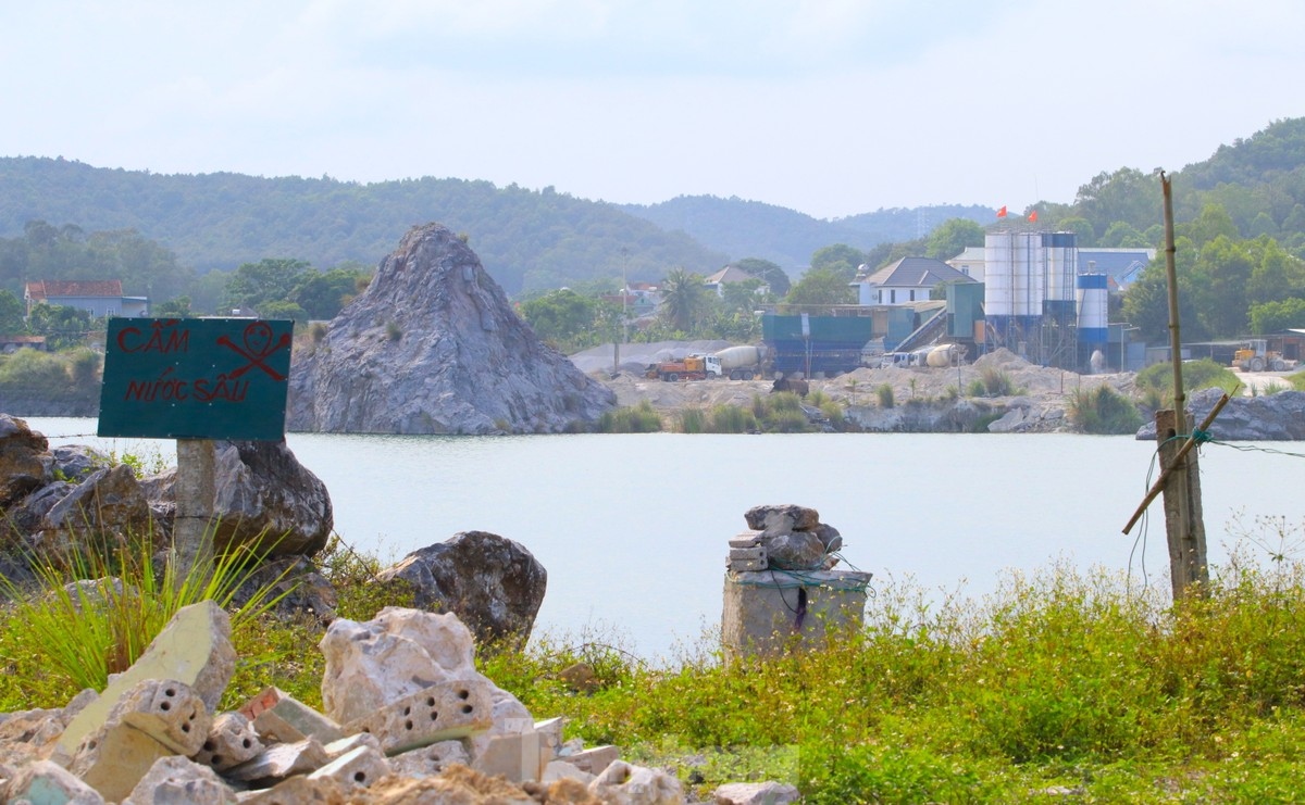 Nhiều điểm có biển cảnh báo nhưng hàng rào đã bị đổ gãy, tháo dỡ.