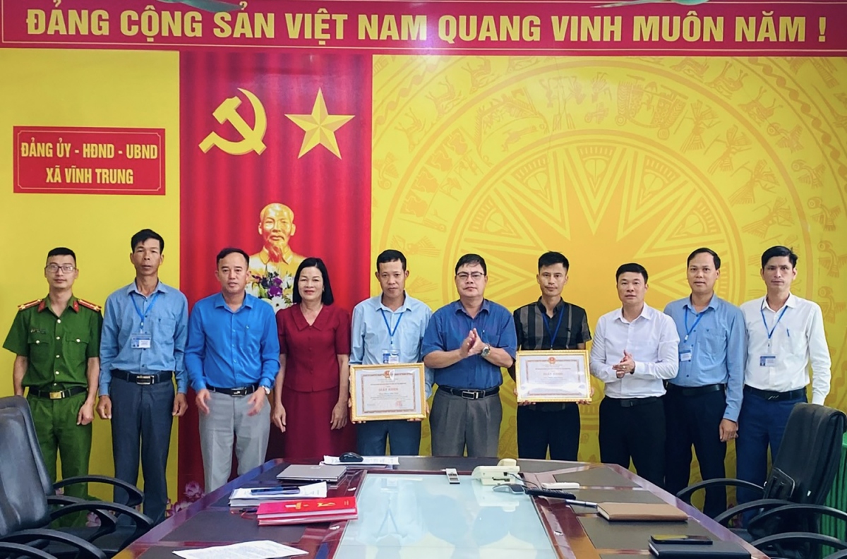 TP Móng Cái khen thưởng 2 cán bộ xã Vĩnh Trung (Ảnh: Trung tâm TT và VH TP Móng Cái)