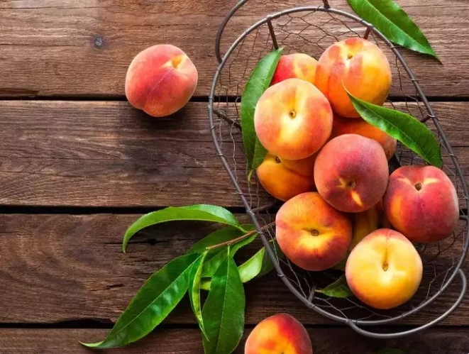 Trái đào: Bảo quản đào trong tủ lạnh sẽ làm ngưng quá trình chín của loại trái cây này, dẫn đến mất hương vị và kết cấu. Do đó bảo quản đào ở nhiệt độ phòng sẽ giúp nó chín tự nhiên, tăng độ ngọt và mọng nước. Và bạn chỉ nên bỏ đào trong tủ lạnh khi nó đã chín hoàn toàn để kéo dài độ tươi của chúng.