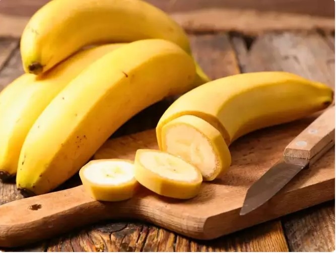 Chuối: Không nên bảo quản chuối trong tủ lạnh. Bởi khi để trong tủ lạnh, vỏ của chúng bắt đầu chuyển sang màu đen, điều này khiến bạn không muốn ăn chúng. Ngoài ra, việc để chuối trong tủ lạnh sẽ khiến nó chín nhanh hơn. Vì thế chỉ nên bảo quản chúng ở nhiệt độ phòng để có độ tươi và hương vị tối ưu.