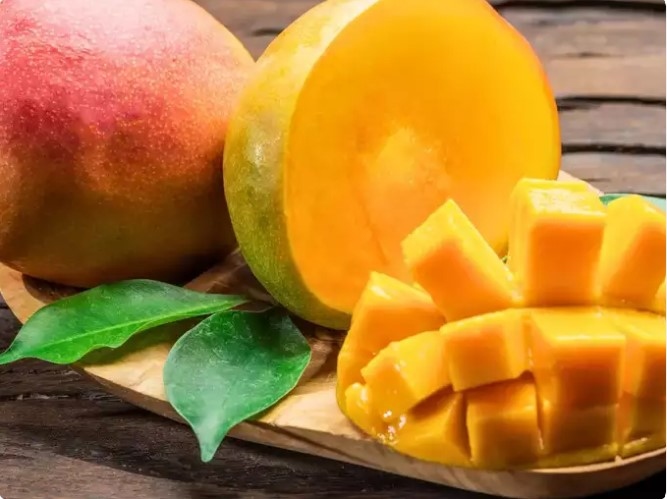 Quả xoài: Tránh bảo quản xoài trong tủ lạnh vì nhiệt độ lạnh sẽ làm chậm quá trình chín và ảnh hưởng đến hương vị cũng như kết cấu của xoài. Ngoài ra, việc bảo quản lãnh cũng dẫn đến sự phát triển của các đốm đen hoặc chín không đều.