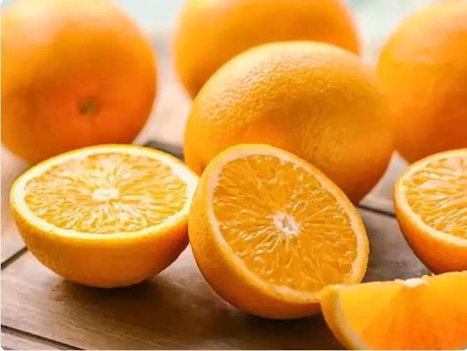 Quả cam: Cam có thể bị khô và mất độ ngon khi bảo quản trong tủ lạnh. Do đó nên bảo quản chúng ở nhiệt độ phòng giúp duy trì hương vị và độ tươi của chúng.