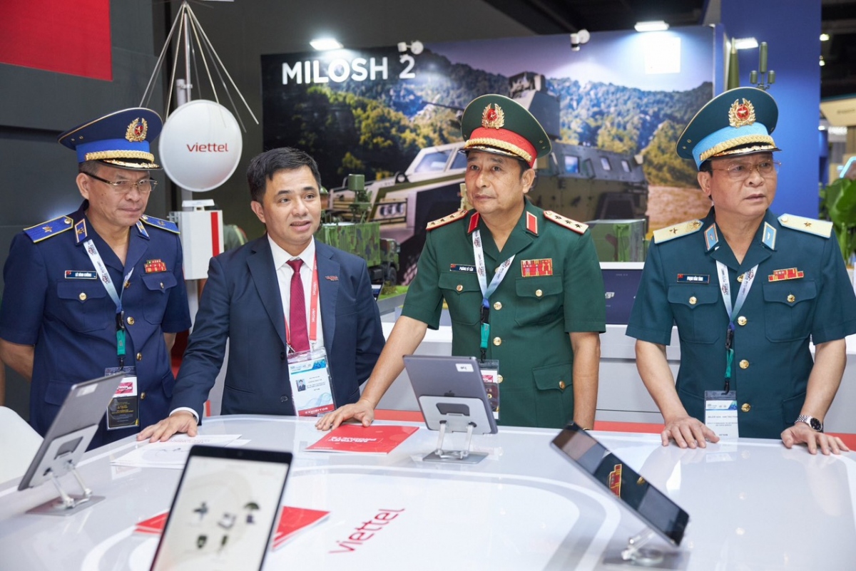 Tham gia DSA 2024, Tập đoàn Công nghiệp - Viễn thông Quân đội (Viettel) đã giới thiệu các nhóm sản phẩm công nghiệp quốc phòng gồm: radar, tác chiến điện tử, quang điện tử, thông tin liên lạc, tự động hóa chỉ huy, huấn luyện mô phỏng, UAV, mạng viễn thông quân sự. (Ảnh: Bộ Quốc phòng)
