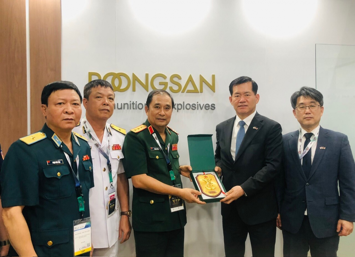 Thượng tướng Phùng Sĩ Tấn, Phó Tổng Tham mưu trưởng Quân đội Nhân dân Việt Nam, Trưởng ban Tổ chức Triển lãm Quốc phòng quốc tế Việt Nam trao quà lưu niệm cho Giám đốc DAPA Hàn Quốc ông Seok Jong-gun (Ảnh: Bộ Quốc phòng)