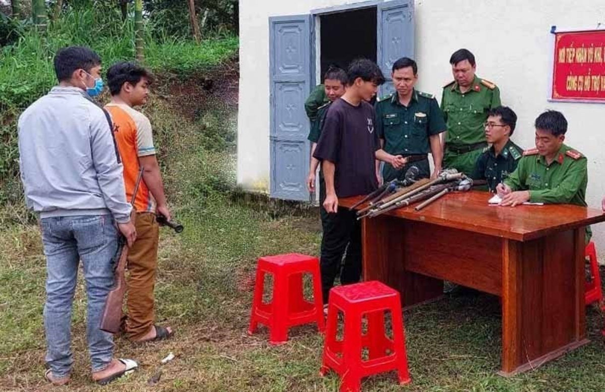 Trong một buổi sáng, người dân biên giới Đăk N’DRót (Đắk Mil, Đắk Nông) mang 12 khẩu súng đến giao nộp cho lực lượng chức năng