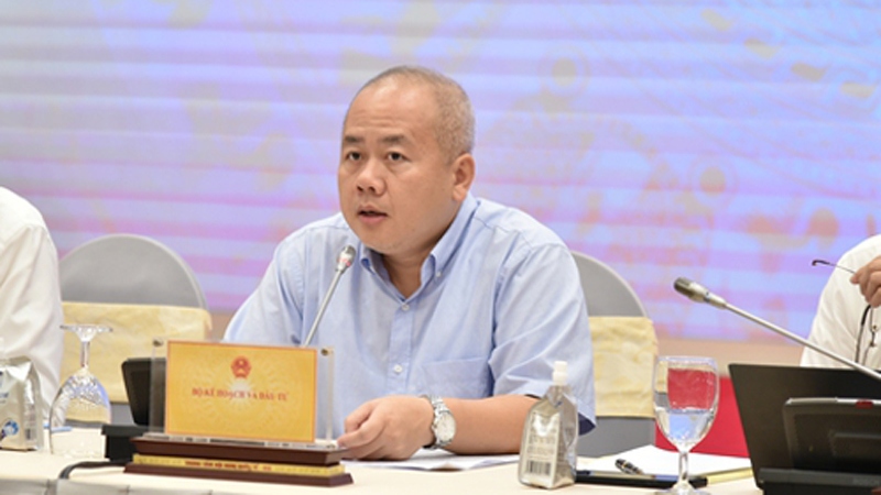 Thứ trưởng Bộ Kế hoạch và Đầu tư (KH&amp;ĐT) Đỗ Thành Trung thông tin với báo chí về tình hình thu hút các tập đoàn công nghệ nước ngoài Tại buổi họp báo Chính phủ thường kỳ tháng 4/2024. (Ảnh: VGP)