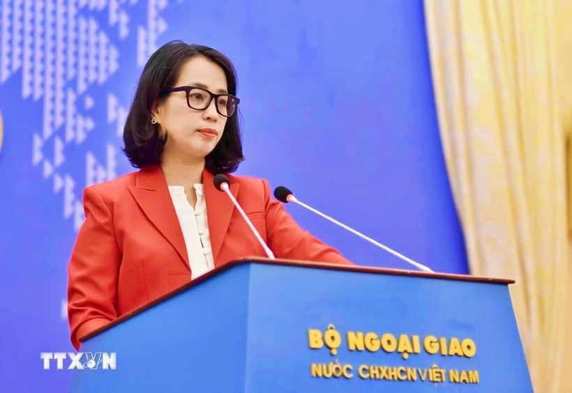Người Phát ngôn Bộ Ngoại giao Phạm Thu Hằng lời câu hỏi của phóng viên. (Ảnh: TTXVN phát).