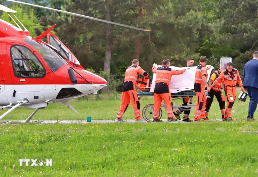 Thủ tướng Robert Fico được chuyển gấp lên trực thăng tới bệnh viện ở Banska Bystrica, sau khi bị bắn. (Ảnh: THX/TTXVN)