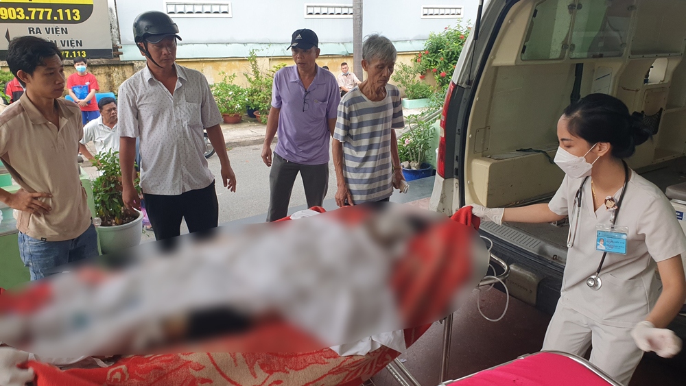Bà H. được đưa đi cấp cứu trong tình trạng bỏng nặng (ảnh: ĐC)