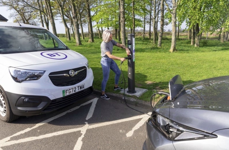 Mới đây, công ty viễn thông hàng đầu Vương quốc Anh, British Telecom đã thể hiện sự sáng tạo của mình bằng cách “hô biến” tủ cáp điện thoại thành các trạm sạc xe điện. Ảnh: BT Telecom