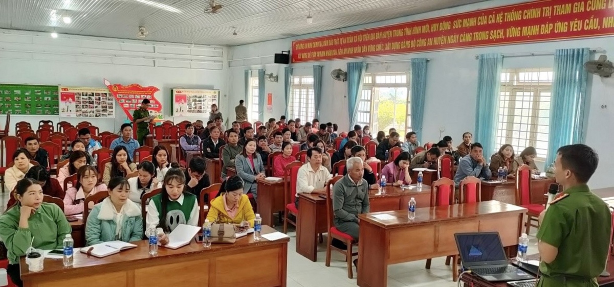 Tuyên truyền trong các đợt phát động thu hồi vũ khí vật liệu nổ...