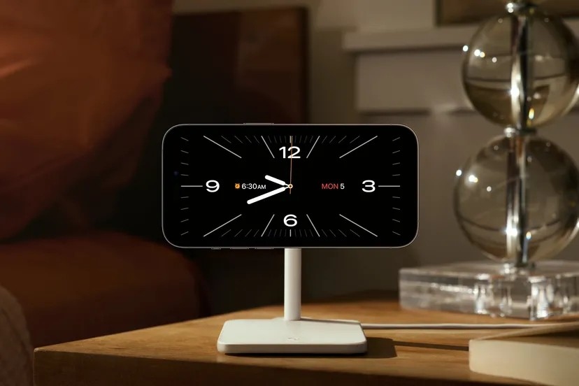 Nhiều người dùng iPhone làm đồng hồ báo thức chính của mình (Ảnh: Apple)