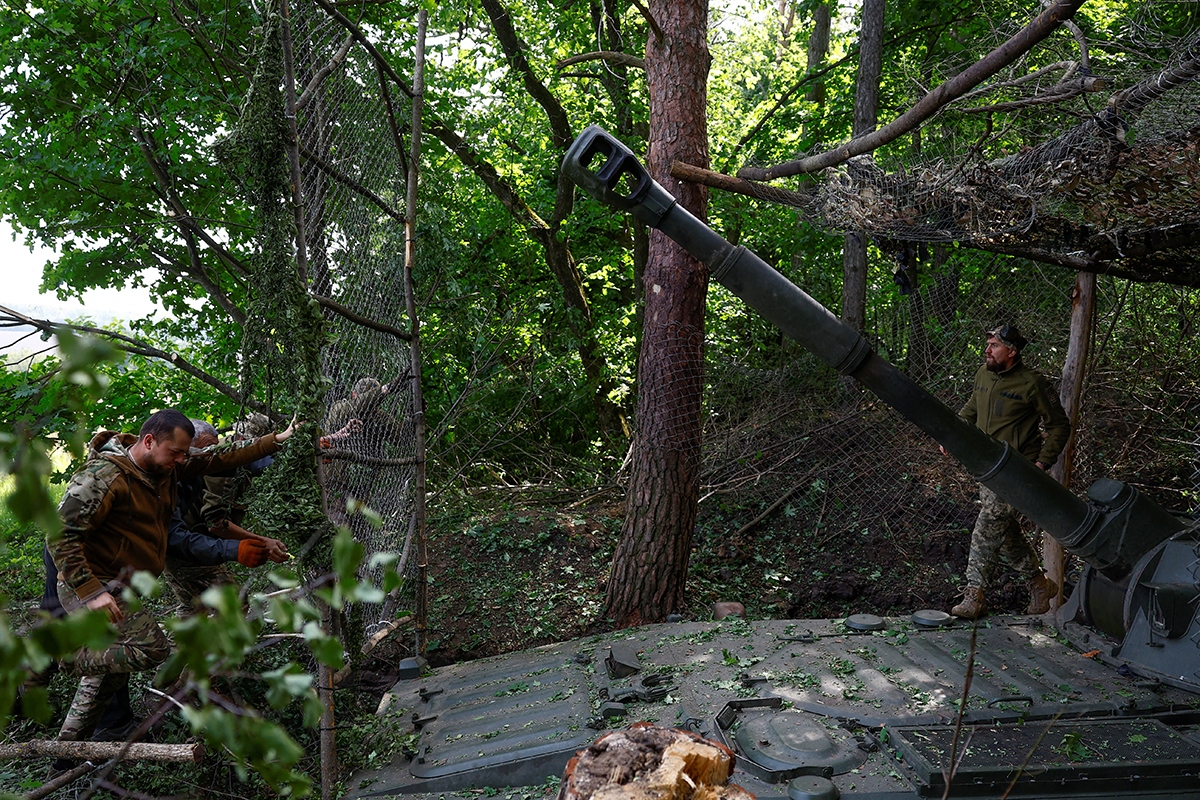 Binh sĩ Ukraine owr Kharkov giăng lưới thép lên pháo tự hành 2S1 Gvozdika để chống UAV, ngày 16/5/2024. Ảnh: Reuters